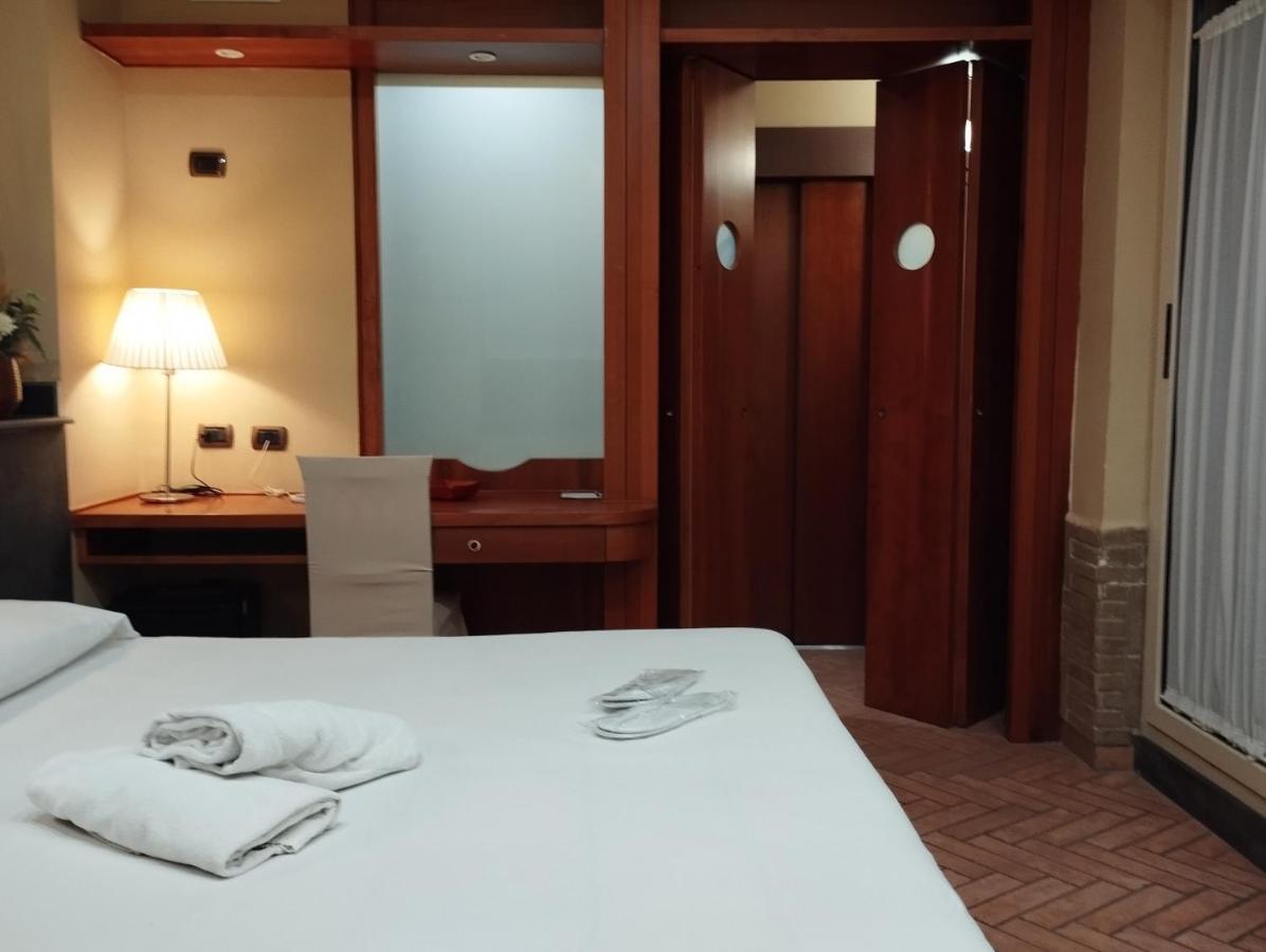 ホテル スイート エセドラ ナポリ エクステリア 写真